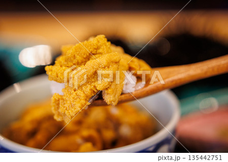 活うにをスプーンですくう（青森県八戸市） 135442751