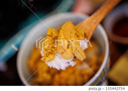 うに丼をスプーンですくう(青森県八戸市) うに丼をスプーンですくう(青森県八戸市) 135442754