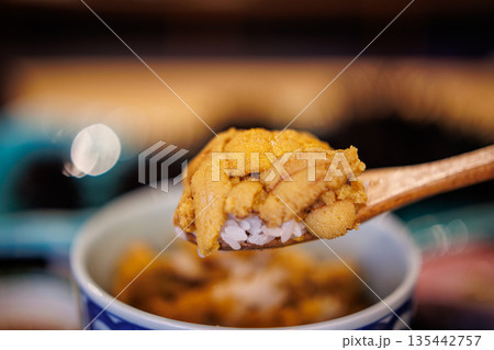 自分でつくる活うに丼をスプーンですくう（青森県八戸市） 135442757