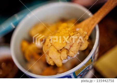 自分でつくる甘い活うに丼(青森県八戸市) 自分でつくる甘い活うに丼(青森県八戸市) 135442758
