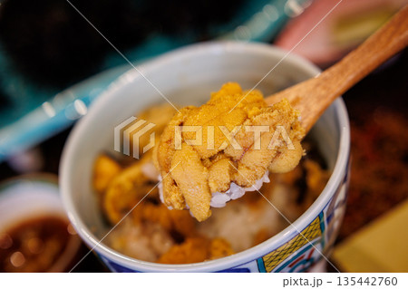 自分でつくる活うに丼(青森県八戸市) 自分でつくる活うに丼(青森県八戸市) 135442760