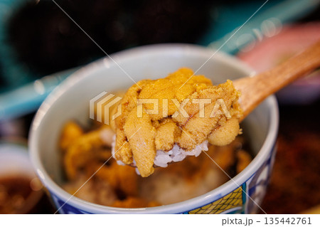 自分でつくる活うに丼（青森県八戸市） 135442761