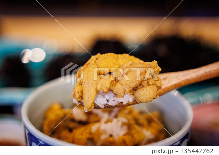自分でつくる活うに丼(青森県八戸市) 自分でつくる活うに丼(青森県八戸市) 135442762