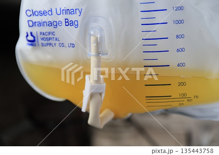 採尿バッグ 135443758