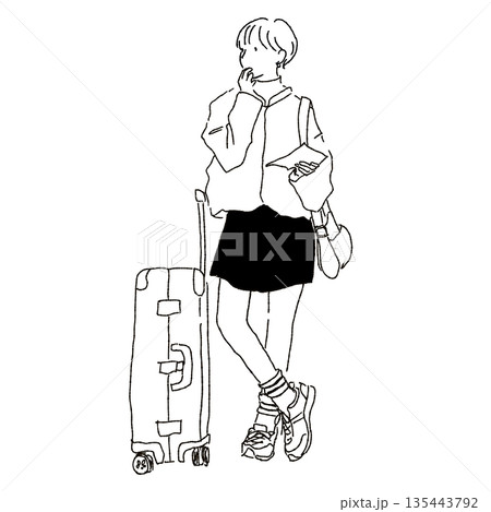 モノクロ線画のファッションイラスト　スーツケースを持つ女性の旅行スタイル 135443792