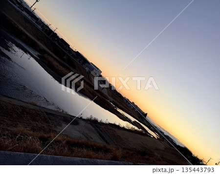 夕暮れの川 135443793