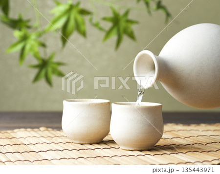 日本酒をお酌しているシーン 135443971