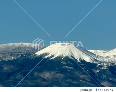 早春の快晴の青空をバックに残雪の吾妻小富士の風景を撮影 早春の快晴の青空をバックに残雪の吾妻小富士の風景を撮影 135443973