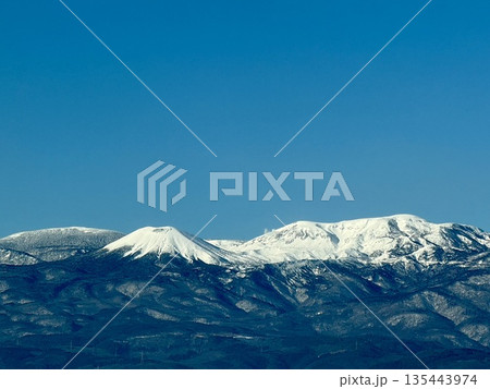 冬の晴れた日の雪山 冬の晴れた日の雪山 135443974
