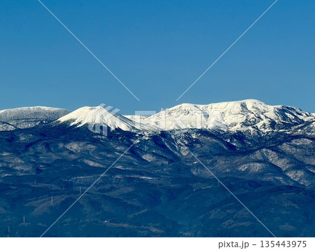 青空をバックに残雪の吾妻山の風景 135443975