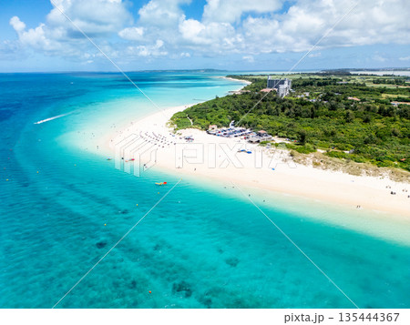 宮古島の与那覇前浜(ドローン空撮) 135444367