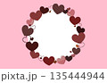 ブラウンの色々なハートの丸型フレームピンク背景ベクターイラスト素材 ブラウンの色々なハートの丸型フレームピンク背景ベクターイラスト素材 135444944