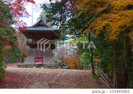 秋の兵庫県姫路市の書写山円教寺の鐘楼と紅葉 135445062
