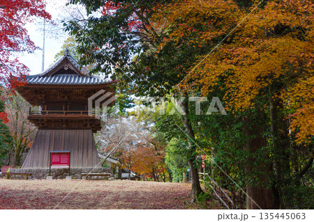 秋の兵庫県姫路市の書写山円教寺の鐘楼と紅葉 秋の兵庫県姫路市の書写山円教寺の鐘楼と紅葉 135445063