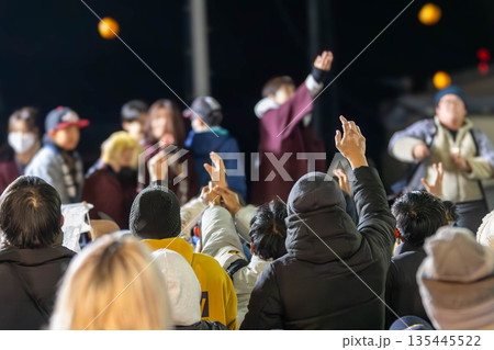 鳥追い祭のみかん投げ　群馬県中之条町 135445522