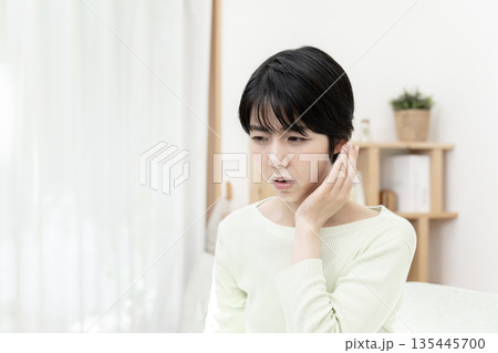 耳の聞こえが悪い女性　突発性難聴　 135445700