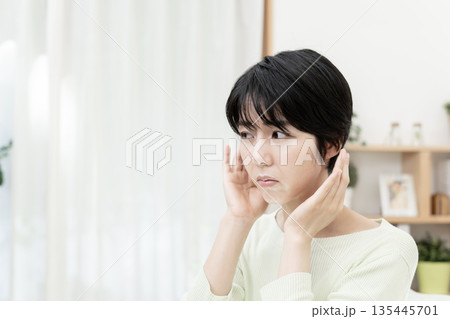 耳の聞こえが悪い女性　突発性難聴　 135445701