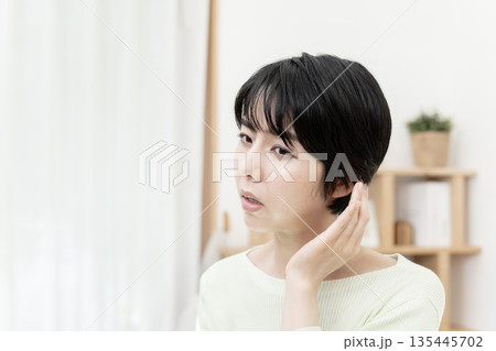 耳の聞こえが悪い女性　突発性難聴　 135445702