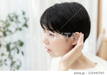 耳の聞こえが悪い女性 突発性難聴 耳の聞こえが悪い女性 突発性難聴 135445707