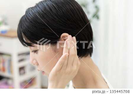 耳の聞こえが悪い女性 突発性難聴 ボディパーツ クローズアップ 耳の聞こえが悪い女性 突発性難聴 ボディパーツ クローズアップ 135445708