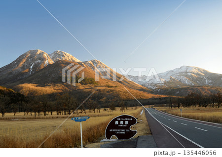 夕暮れのタデ原湿原と積雪の三俣山 夕暮れのタデ原湿原と積雪の三俣山 135446056