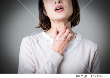 喉を押さえて苦しむミドル女性 135446290