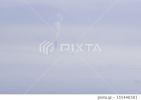 六甲山・摩耶山から見下ろす霧に覆われた風景 六甲山・摩耶山から見下ろす霧に覆われた風景 135446381