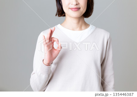 丸サインをするカジュアル姿のミドル女性 丸サインをするカジュアル姿のミドル女性 135446387