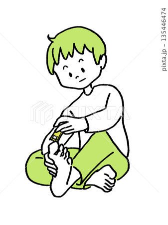 つめを切る男の子 135446474
