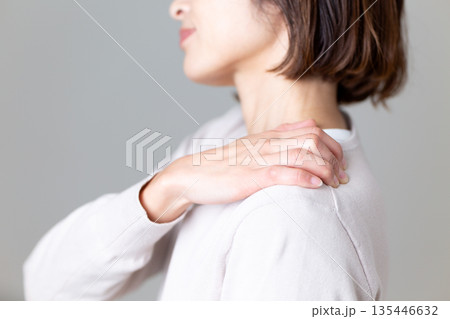 肩こりに苦しむミドル女性 135446632