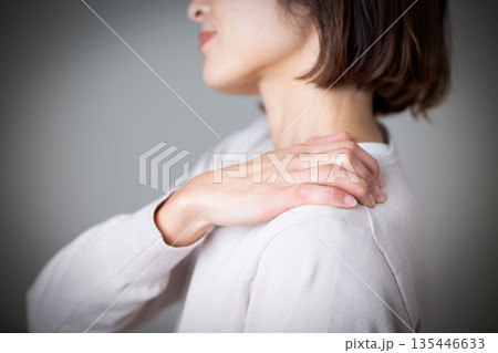 肩こりに苦しむミドル女性 135446633