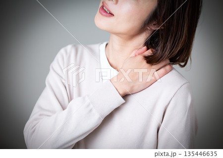 肩こりに苦しむミドル女性 135446635