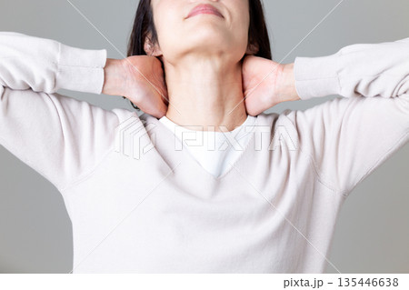 首の痛みに苦しむミドル女性 135446638