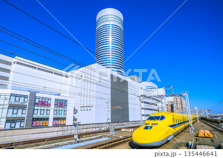 日本の横浜都市景観黄金時代へ。新横浜駅にさしかかるドクターイエローや横浜プリンスHなどを望む 日本の横浜都市景観黄金時代へ。新横浜駅にさしかかるドクターイエローや横浜プリンスHなどを望む 135446641