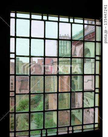 ベルギー・ブルージュ　グルートフーズ博物館　窓越しの中世の町並み 135447241