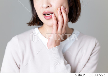 歯の痛みに苦しむミドル女性 135447273