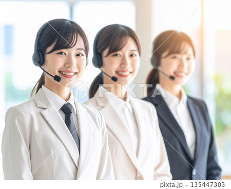 インカムで話すオペレーターの若い女性 135447303