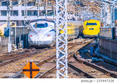 日本の横浜都市景観無数の架線柱やレール…新幹線の安全を見守る目、ドクターイエロー。左はN700S 135447326
