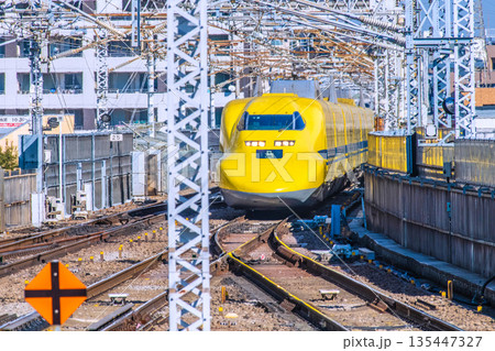 日本の横浜都市景観無数の架線柱やレール…新幹線の安全を見守る目、ドクターイエロー 日本の横浜都市景観無数の架線柱やレール…新幹線の安全を見守る目、ドクターイエロー 135447327