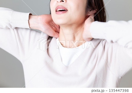 首の痛みに苦しむミドル女性 135447398