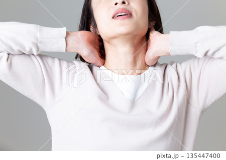 首の痛みに苦しむミドル女性 135447400