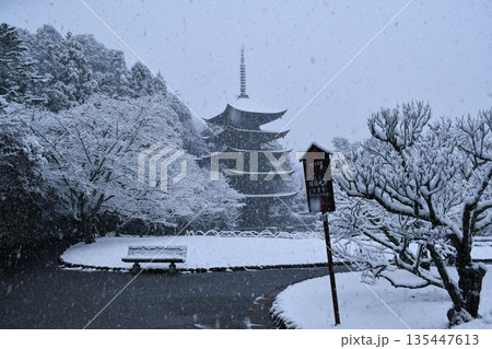 瑠璃光寺五重塔雪景色 瑠璃光寺五重塔雪景色 135447613