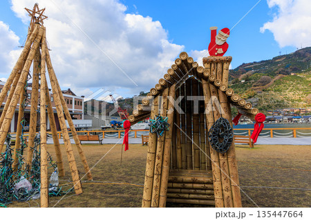 八幡浜みなっとの竹製ログハウスとツリー 冬イルミネーション飾り 135447664