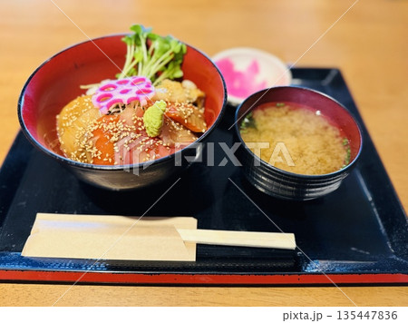 海鮮を使った漬け丼の和食ランチ 135447836