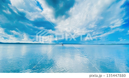 北海道道北の空を写すクッチャロ湖 135447880