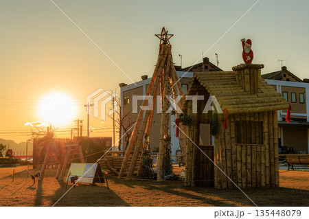 八幡浜みなっとの夕日 竹オブジェ サンタハウスとツリー 日没のイルミネーション飾り風景 八幡浜みなっとの夕日 竹オブジェ サンタハウスとツリー 日没のイルミネーション飾り風景 135448079