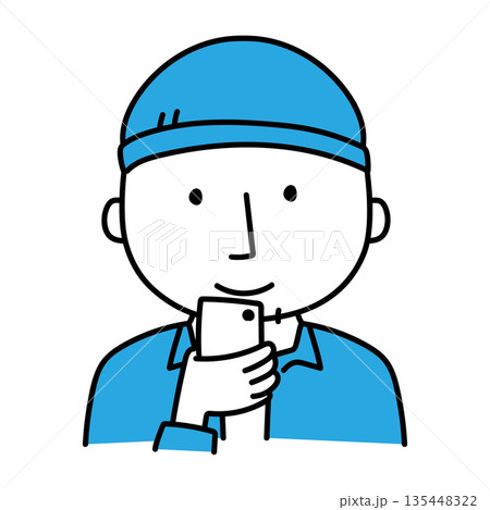 携帯電話を見ているニット帽をかぶった男性 携帯電話を見ているニット帽をかぶった男性 135448322