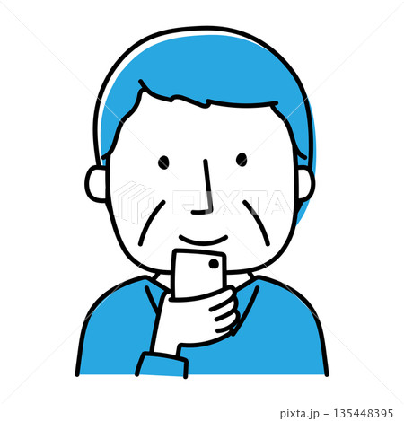 携帯電話を見ている年配の男性 135448395