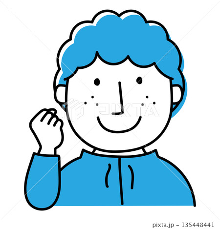 ガッツポーズをする天然パーマの男性 135448441