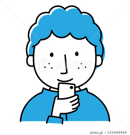 携帯電話を見ている天然パーマの男性 携帯電話を見ている天然パーマの男性 135448444